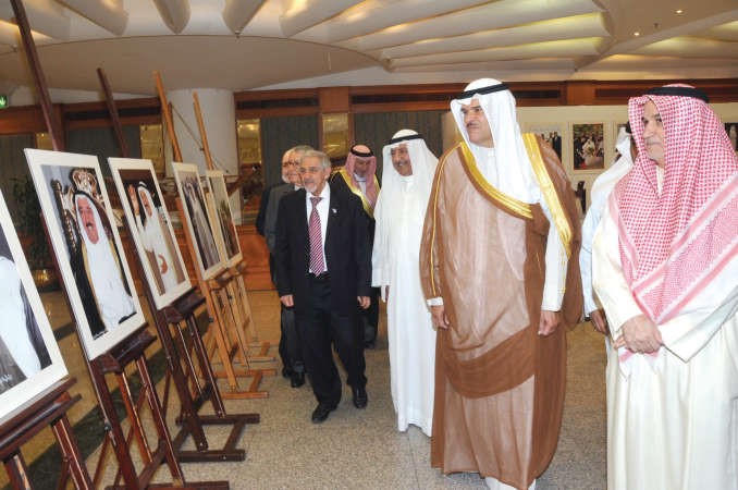 الشيخ سلمان الحمود مفتتحا معرض الصور الخاصة بصاحب السمو الامير الشيخ صباح الاحمد	محمد هاشم﻿