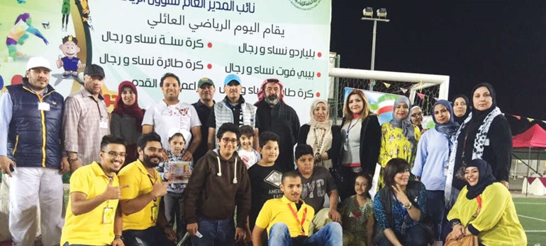 دابتهال العوضي وعدد من المشاركين والمشاركات في اليوم الرياضي العائلي
