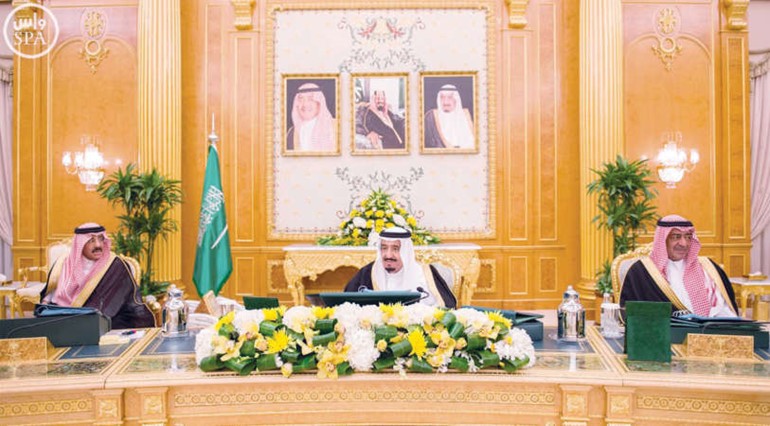 خادم الحرمين الملك سلمان بن عبد العزيز مترئسا جلسة مجلس الوزراء امس	واس﻿