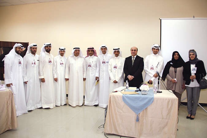 عميد شؤون الطلبة يتوسط الفرق المتاهلة