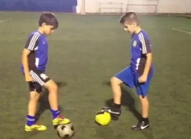 فيديو مذهل لطفلين يونانيين يتحكّمان بالكرة بنفس الحركة