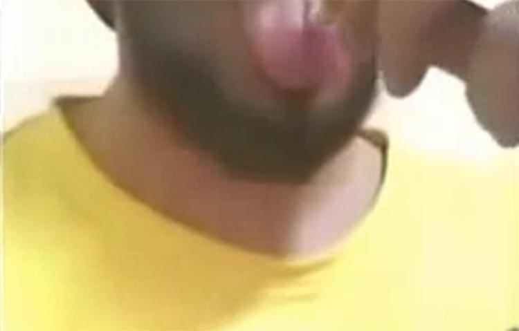 بالفيديو.. سعودي يحرق لسانه لإثبات مقدار عشقه لحبيبته