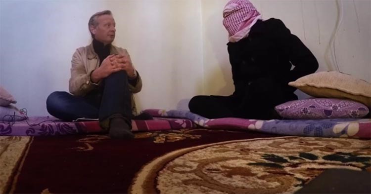 بالفيديو.. منشق عن داعش يكشف سبب هدوء الرهائن قبل الذبح ويؤكد: رأيت السفاح جون ينحر الأجانب‎