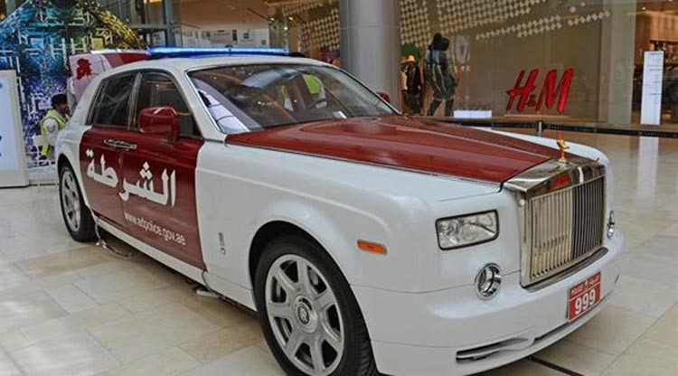 بالصور.. شرطة أبوظبي تعرض أسطول دورياتها الفارهة من ضمنها افخم سيارة في العالم