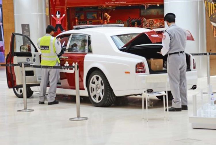 بالصور.. شرطة أبوظبي تعرض أسطول دورياتها الفارهة من ضمنها افخم سيارة في العالم