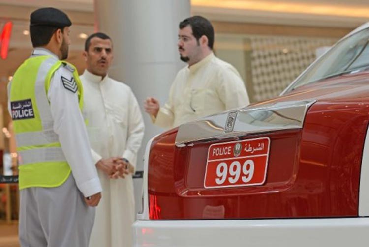 بالصور.. شرطة أبوظبي تعرض أسطول دورياتها الفارهة من ضمنها افخم سيارة في العالم