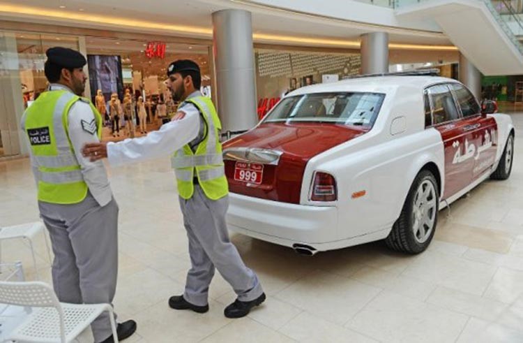 بالصور.. شرطة أبوظبي تعرض أسطول دورياتها الفارهة من ضمنها افخم سيارة في العالم