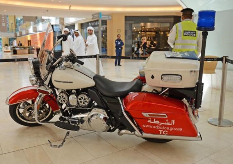 بالصور.. شرطة أبوظبي تعرض أسطول دورياتها الفارهة من ضمنها افخم سيارة في العالم