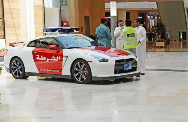بالصور.. شرطة أبوظبي تعرض أسطول دورياتها الفارهة من ضمنها افخم سيارة في العالم