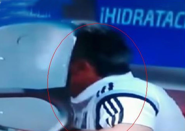 بالفيديو.. بعد أن طرد من الحكم .. "مدرب" يخادع ويختبئ خلف مقاعد البدلاء 