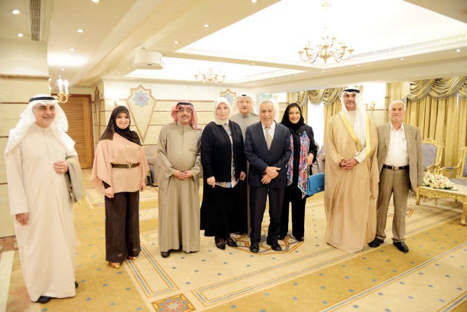 السفير مجدي الظفيري ودعبدالرحمن العوضي ود كوثر الجوعان والزميل عدنان الراشد وفوزية الصباح
﻿﻿واحمد لاري ود كافية رمضان وجليل الطباخ﻿