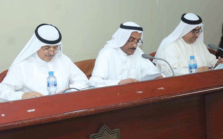 الخلف متحدثا في الجمعية العمومية للشركة امس 	هاني عبدالله ﻿