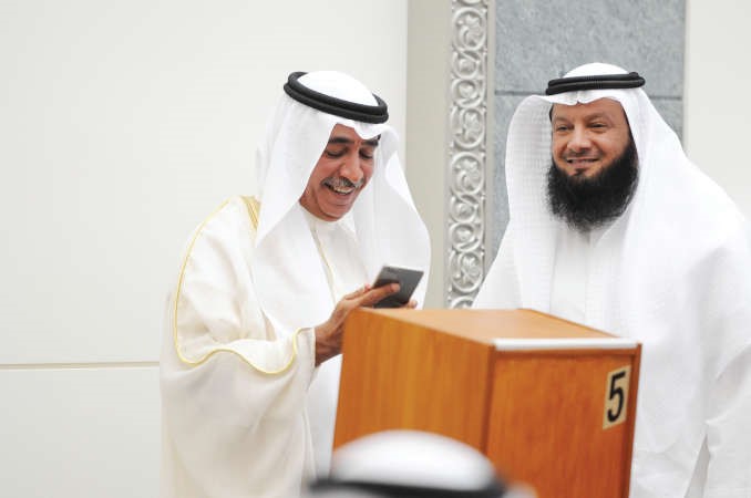 امين سر المجلس معادل الخرافي وحمود الحمدان
