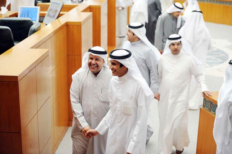 سيف العازمي ومنصور الظفيري وطلال الجلال وسلطان اللغيصم عقب رفع الجلسة 
