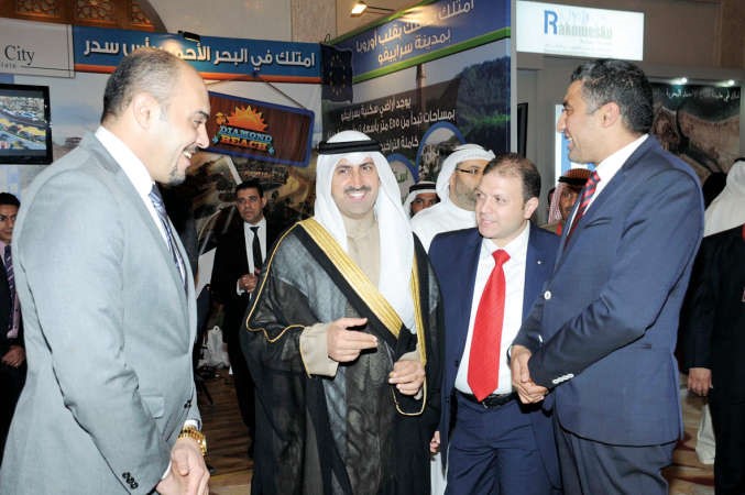 الشيخ نمر الصباح وايهاب زكري خلال جولة بين اجنحة الشركات المشاركة بالمعرض﻿