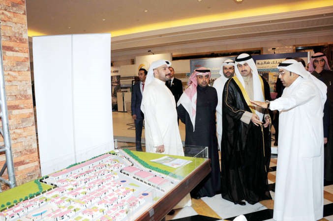 الشيخ نمر الصباح يستمع لشرح عن احد المشاريع								انور الكندري
﻿