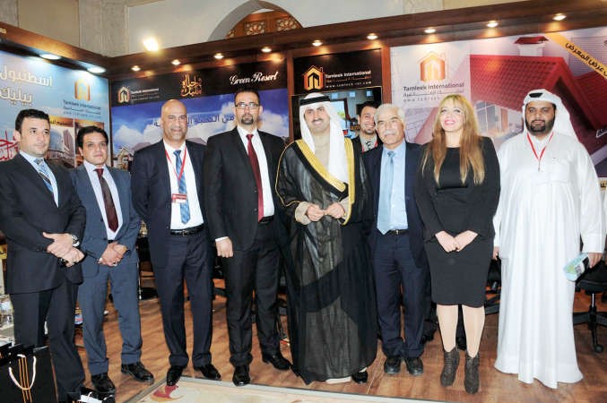الشيخ نمر الصباح في جناح احدى الشركات بالمعرض﻿