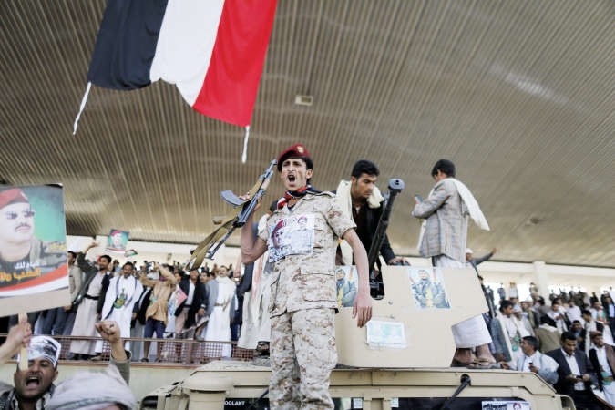 جندي يمني مؤيد لاحمدنجل الرئيس الاسبق علي صالحخلال مسيرةطالبت بانتخابات رئاسية مبكرة في صنعاء امس رويترز 