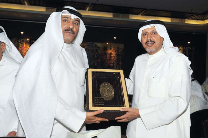 مساعد اللهو يقدم درعا تكريمية للفلاح﻿