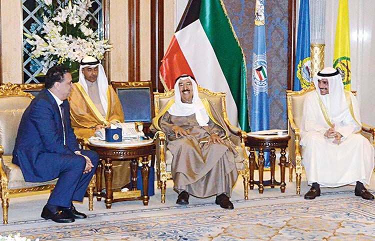 صاحب السمو الامير الشيخ صباح الاحمد مستقبلا مرزوق الغانم وعبداللطيف وهبي﻿