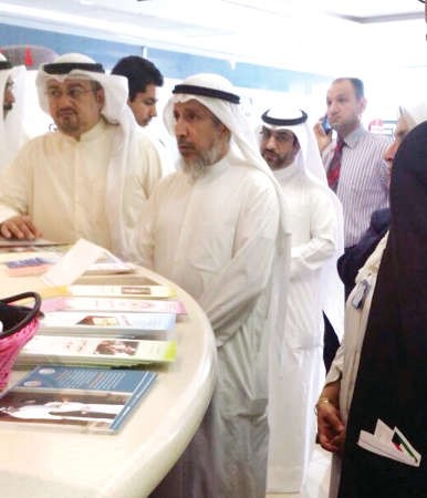 دعبدالعزيز الفرهود وداحمد الحسيني ودمحسن العجمي ودناصر الكندري خلال المعرض المصاحب للاسبوع التوعوي 