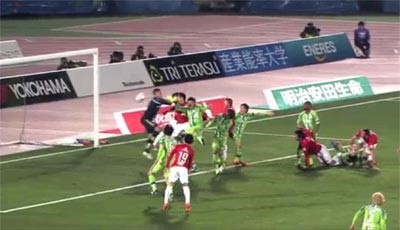 بالفيديو.. حارس مرمى ياباني يضرب رأسي لاعبين بقبضة واحدة!
