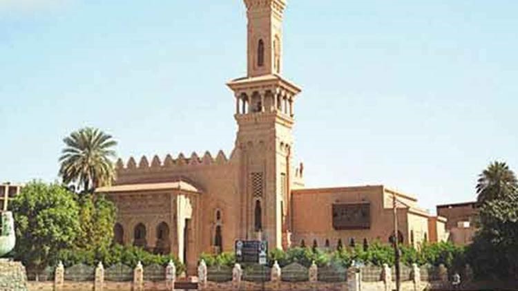 القبض على إمام مسجد مشهور بملابس امرأة داخل إحدى الجامعات في أم درمان