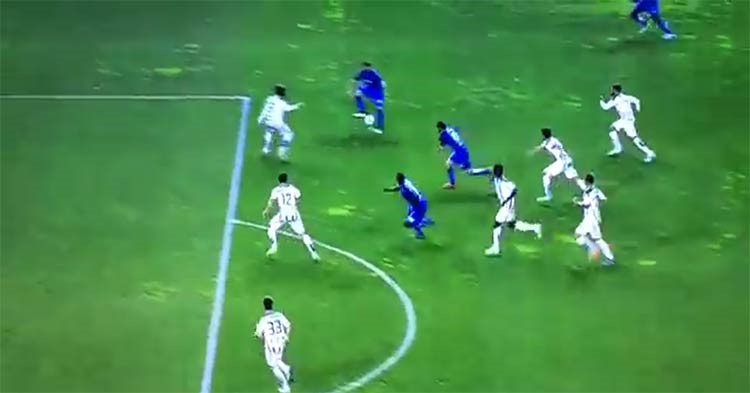 بالفيديو.. لاعب إسباني يسجل هدفاً بـ "كعب إعجازي" في مرماه!