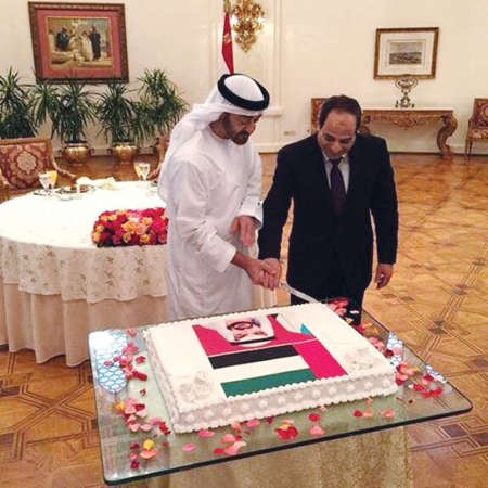 صاحب السمو الشيخ محمد بن زايد ال نهيان ولي عهد ابو ظبي نائب القائد الاعلى للقوات المسلحة والرئيس المصري عبد الفتاح السيسي يقطعان تورتة خلال الاحتفال الذي اقامه الرئيس المصري لولي عهد ابو ظبي بمناسبة عيد ميلاده في القاهرة امس العربية نت
