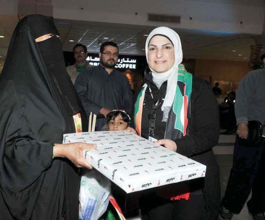الزميلة دارين العلي تسلم احدى المشاركات جائزتها﻿