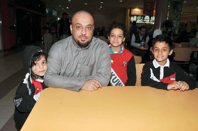 محمد العنزي واولاده خلال الحفل﻿