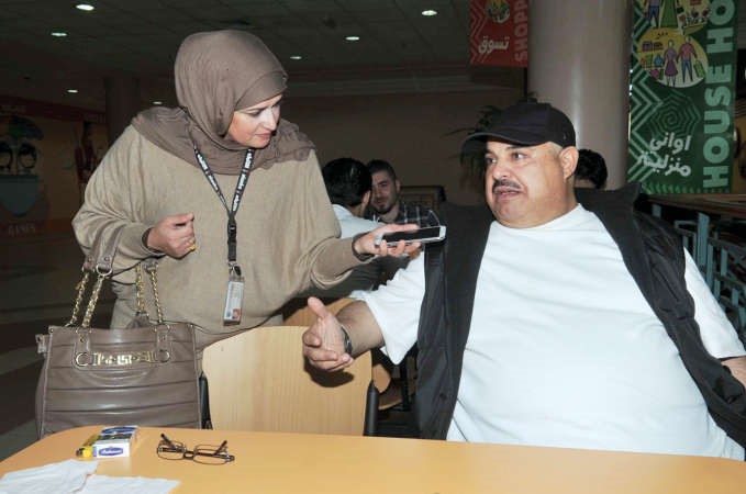 رياض المطوع متحدثا للزميلة حنان عبدالمعبود﻿