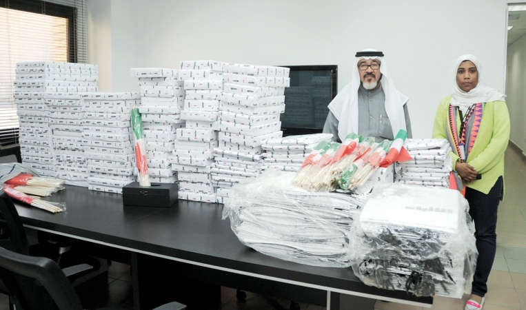 الزميل يوسف عبدالرحمن والزميلة نوف العياضي ومئات الجوائز من الانباء احتفالا بالاعياد الوطنية﻿