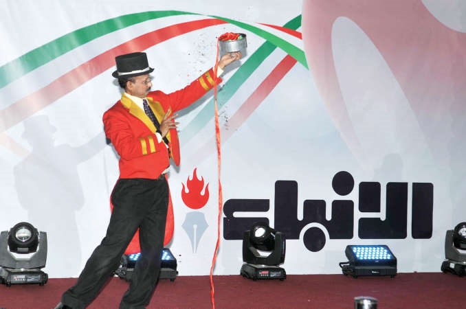 الساحر امتع الحضور بالعاب الخفة﻿