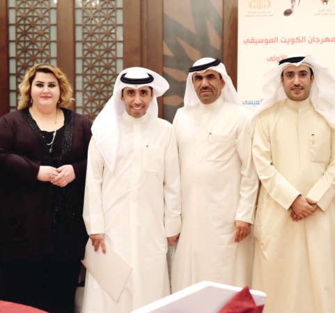 عميد المسرح دفهد الهاجري وعميد معهد الموسيقى دمحمد الديهان ووكيلة المعهد دنسرين عبده والزميل مفرح الشمري