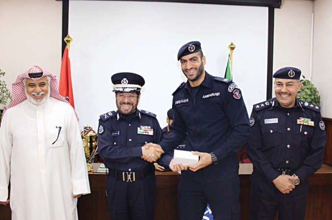اللواء يوسفالانصاري يكرم الرائد يوسف القلاف ﻿