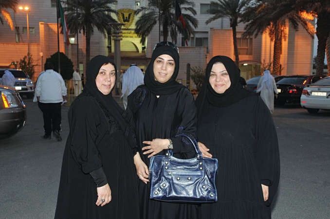 مجموعة من السيدات سجلن في الجمعية العمومية ﻿