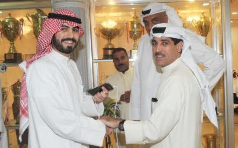 الشيخ فهد طلال الفهد ودمحمد خليل يتبادلان الاحاديث بروح رياضية ﻿