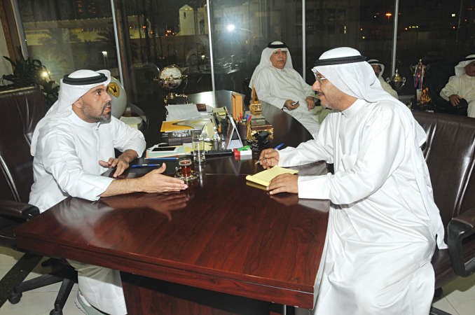 امين السر المساعد ناصر الشرهان يتحدث للزميل مبارك الخالدي ﻿