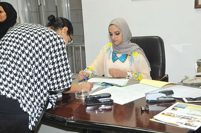 احدى موظفات الهيئة تشرف على عملية التسجيل﻿