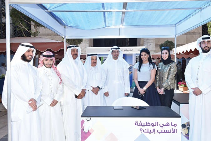 الوكيل المساعد لقطاع تنمية الشباب في وزارة الدولة لشؤون الشباب يتوسط ممثلي شركة VIVA في افتتاح معرض الفرص الوظيفية ﻿