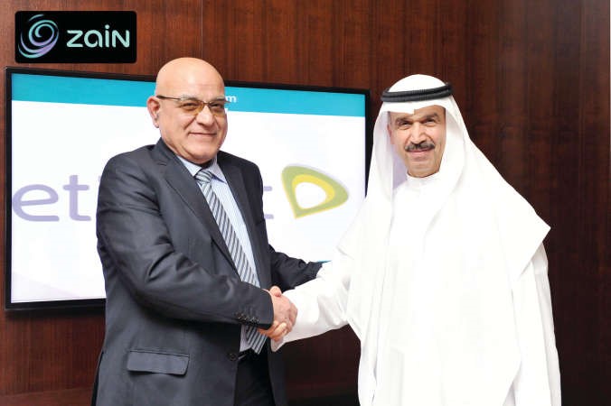 هنري كساب وعلي اميري خلال توقيع الاتفاقية﻿