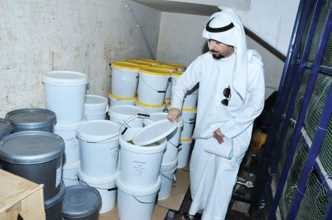 فحص ظاهري لعبوات المخللات 