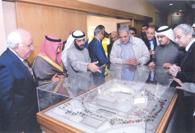 رئيس الوزراء المصري مابراهيم محلب يطالع مجسم المشروع خلال زيارته الاخيرة للكويت ويبدو مطلال الاذينة