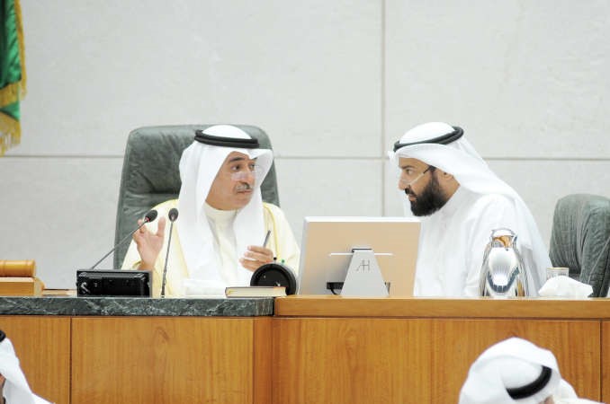 د علي العمير وعادل الخرافي على منصة الرئاسة