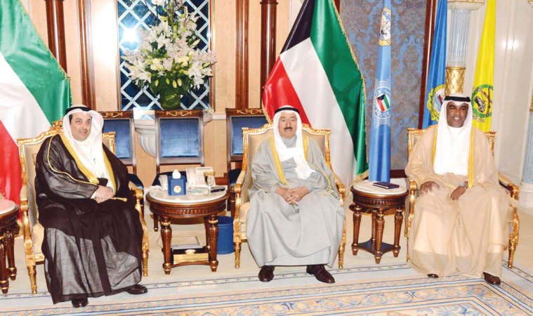 صاحب السمو الامير الشيخ صباح الاحمد مستقبلا يعقوب الصانع والمستشار عبدالرحمن النمش 