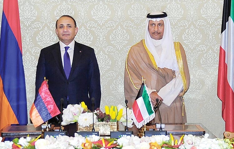 سمو رئيس الوزراء الشيخ جابر المبارك ورئيس وزراء ارمينيا هوفيك ابراهاميان خلال توقيع الاتفاقيات