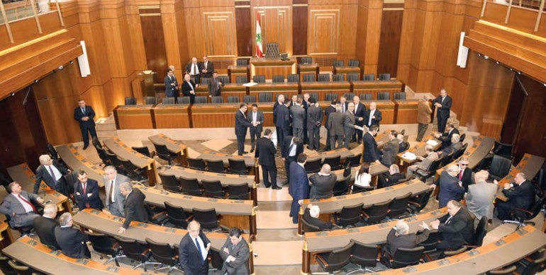 نواب لبنانيون حضروا مبنى البرلمان قبل فشل الجلسة 20 في الانعقاد لفقدان النصاب محمود الطويل 