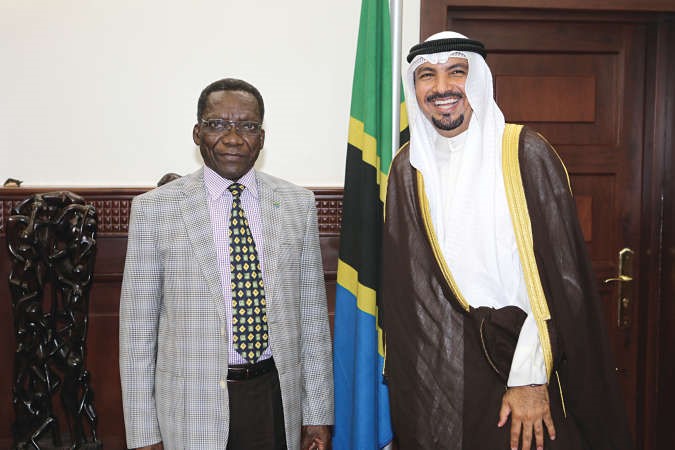 رئيس وزراء تنزانيا مزيقو كيانزا بندا مستقبلا السفير جاسم الناجم 