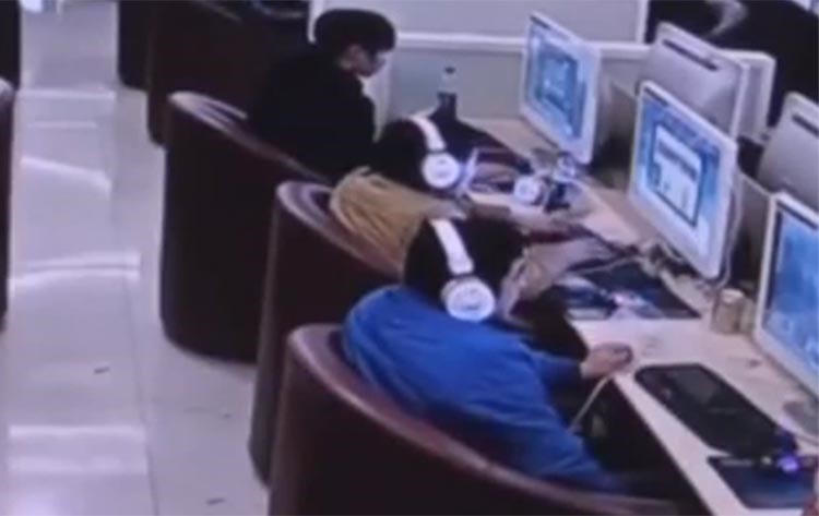 بالفيديو.. لحظة وفاة شاب أمضى 19 ساعة على ألعاب الإنترنت